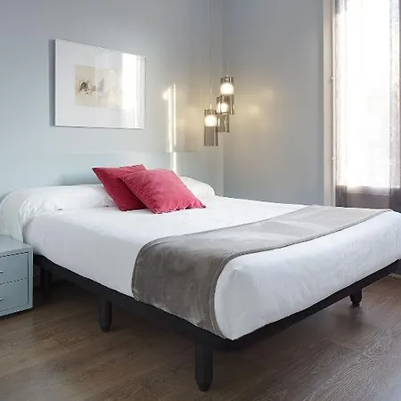 & Suites Arrizul Gros فندق